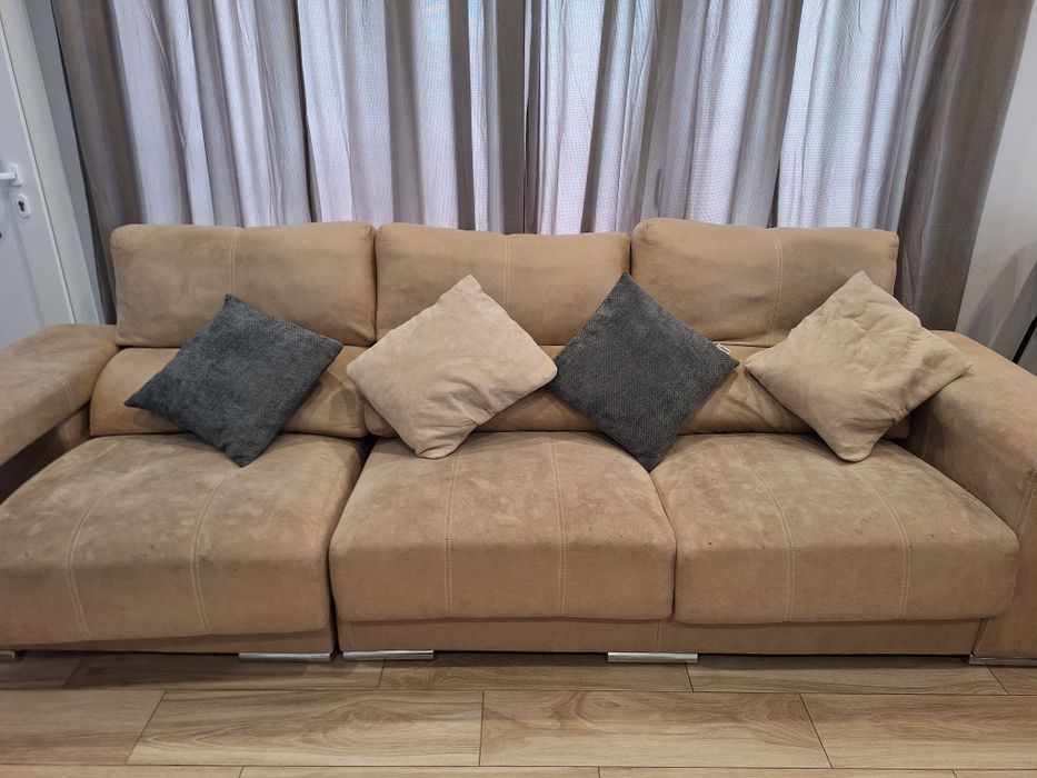 SOFÁ . Assentos Deslizantes. 2 Puffs Laterais.