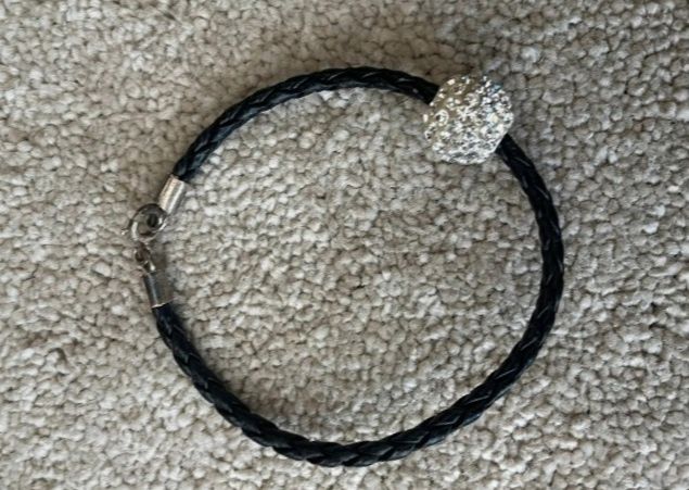 Pulseira de pele preta com conta em prata