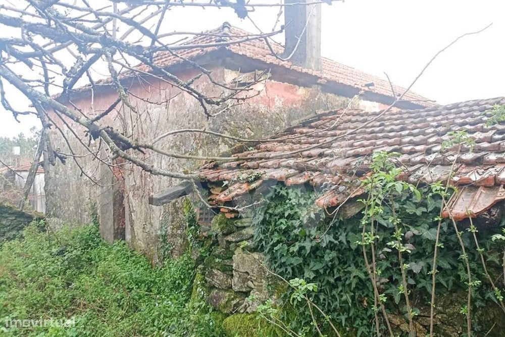 Mountain house in Chã, Junqueira, Vale, with courtyard to restore