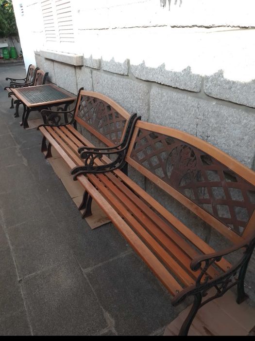 Mesa e 4 bancos de jardim