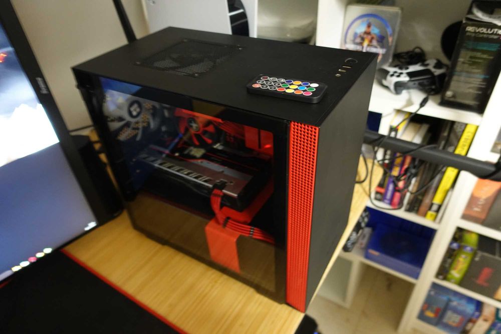 komputer PC  - mała jednostka w idealnym stanie