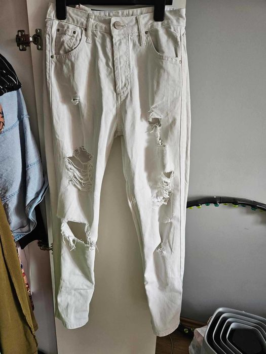Białe spodnie mom jeans z dziurami