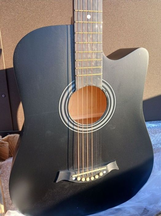 Шестиструнная акустическая  гитара новая в упаковке 6 струн