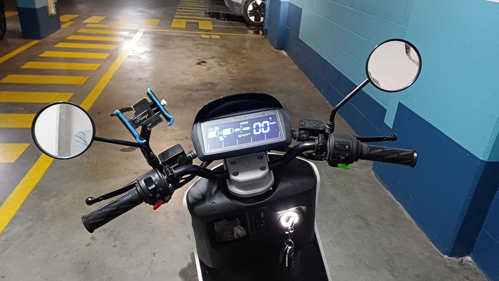 Scooter Eléctrica NIU NQi GTS – como nova - 2.500 Km