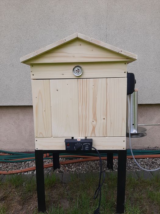 Wędzarnia elektryczna z grzałką i dymogeneratorem.