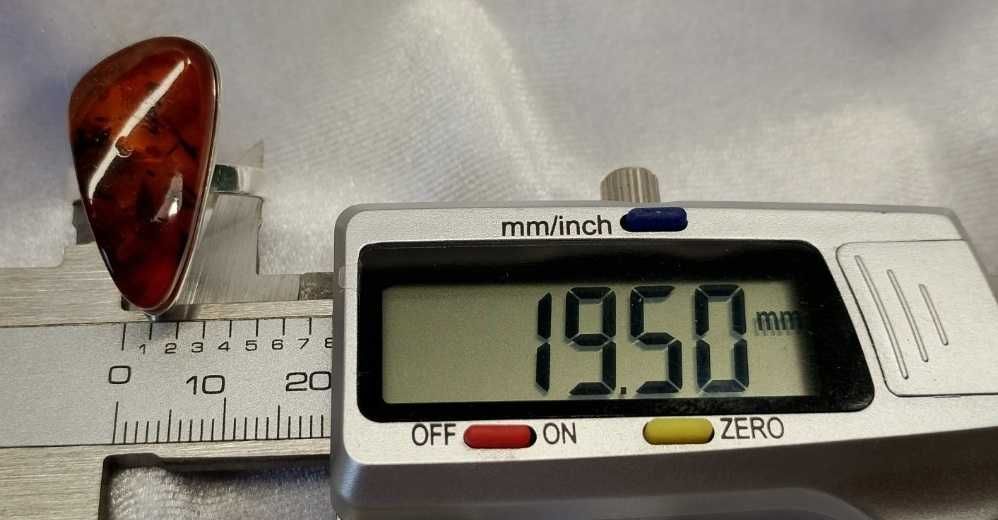 Srebrny pierścionek z bursztynem