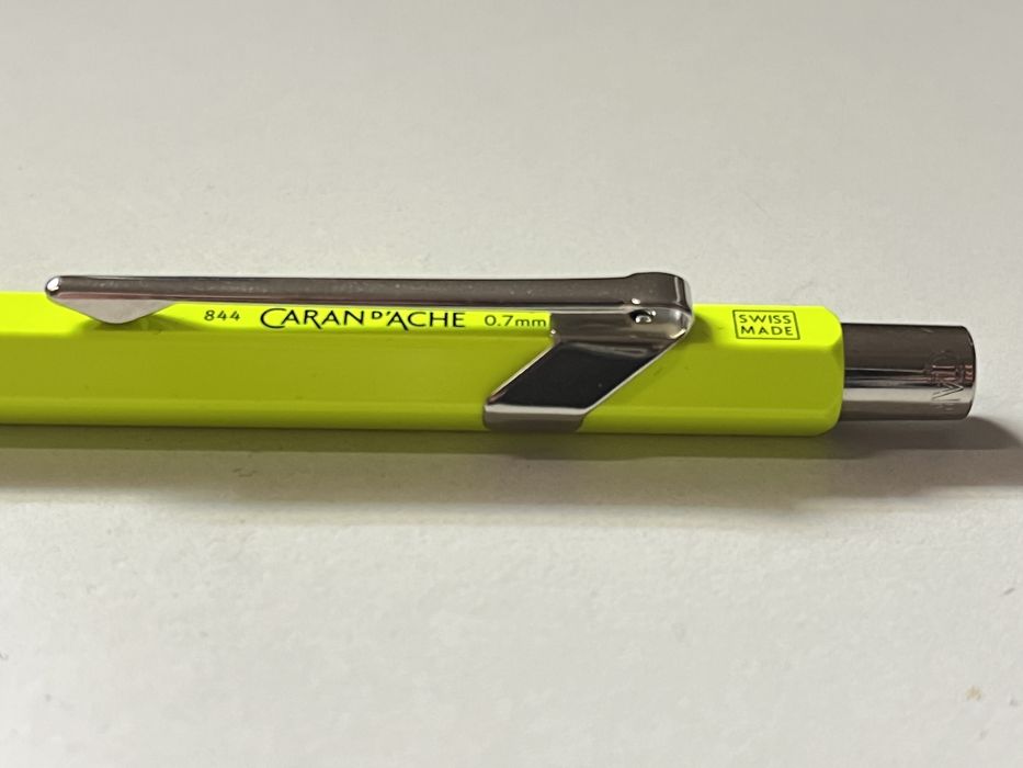 Lapiseira Caran d’Ache 0,7mm amarelo fluorescente.