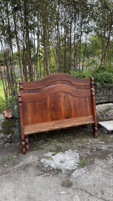 Duas pecas em madeira para cama