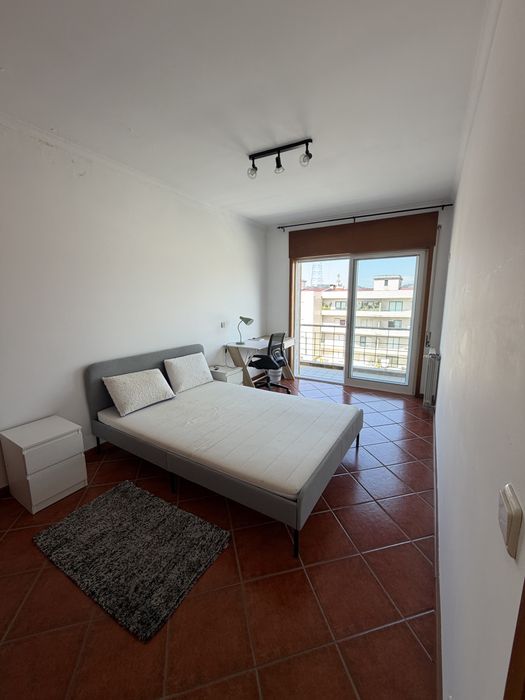 Quarto duplo para arrendar em Gandra
