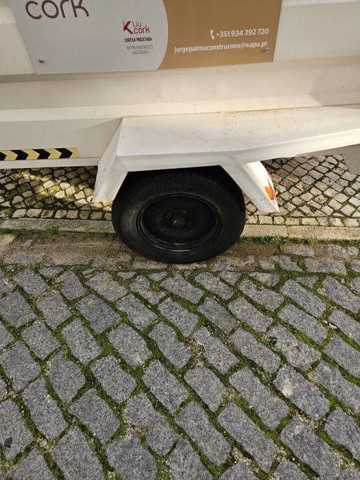 Reboque fechado pintado