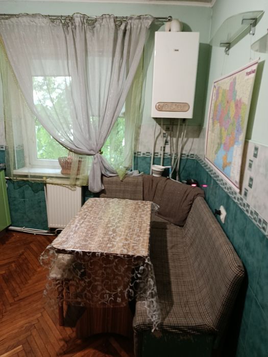 Здається двох кімнатна на Леонтовича