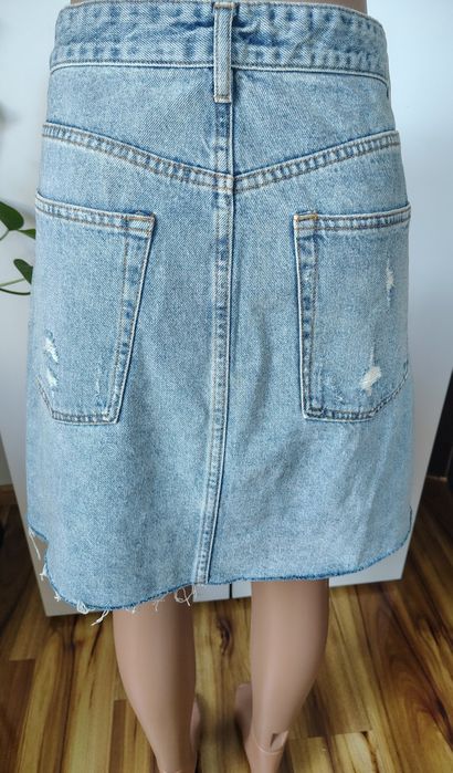 Spódnica jeansowa firmy H&M rozmiar 40 niebieska z przetarciami