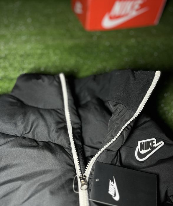 Жилет Nike NSW Shield у чорному кольорі
