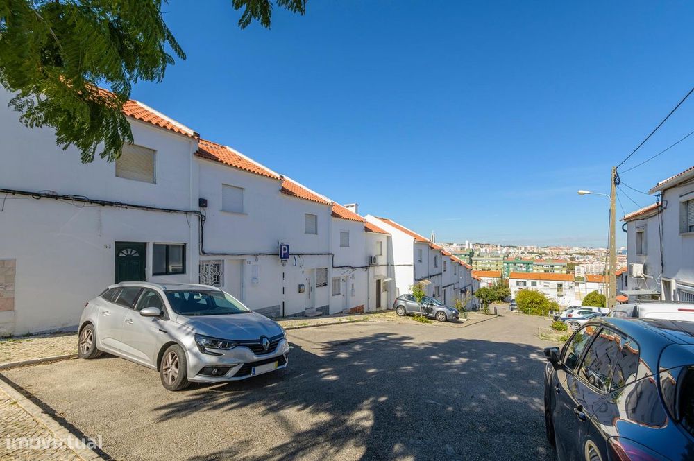 Moradia T2 com 2 Pisos, Sótão e Logradouro no Feijó, Almada