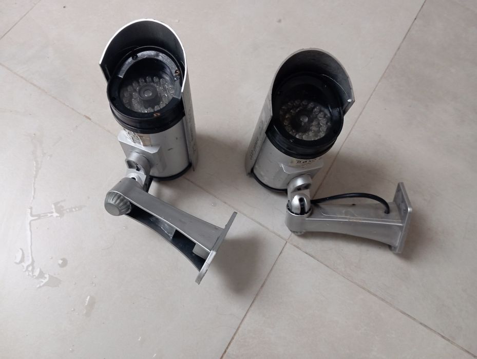 Dwie atrapy kamer do monitoringu