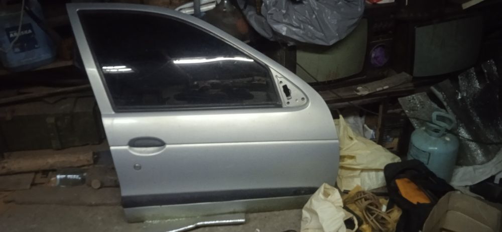 Передня права дверка в зборі Рено Меган 1-2 2000 рік