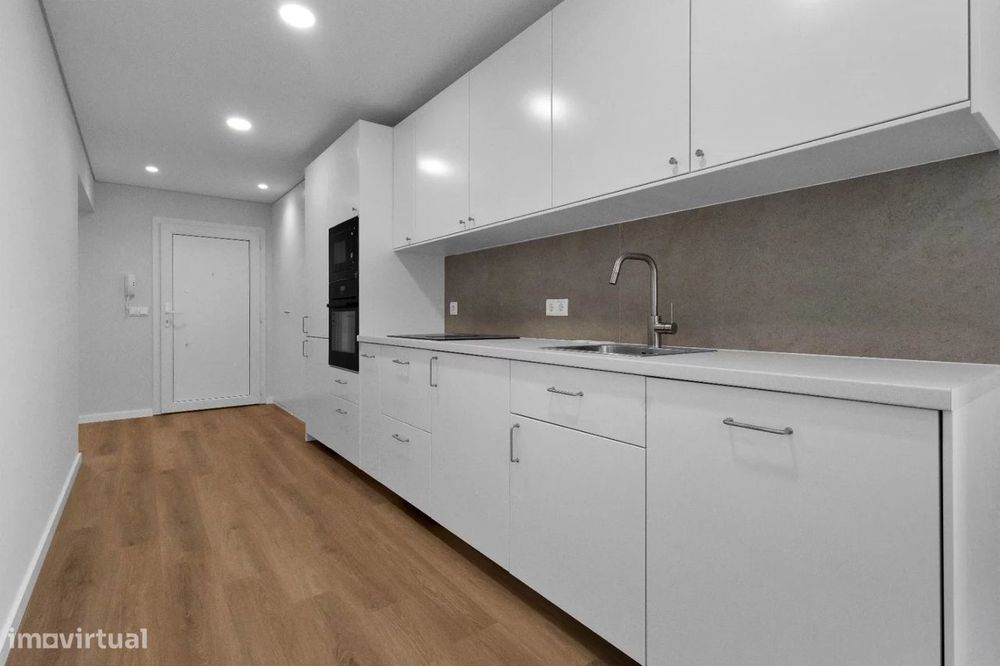 T2+1 totalmente remodelado no centro de Gaia — escola à porta, metro a