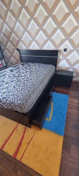 Cama de casal com mesa de cabeceira