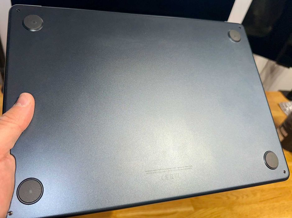 MacBook Air 13" M4 24GB/512GB czarny + etui + FV 23% - IDEALNY