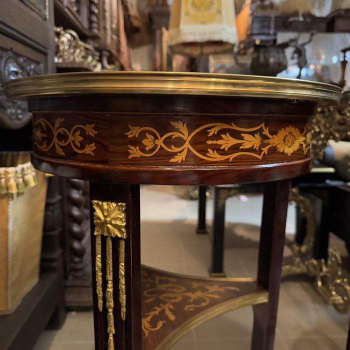 Елегантні антикварні парні столики