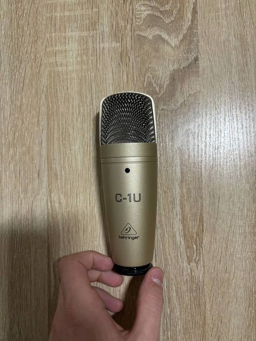 Мікрофон та стійка