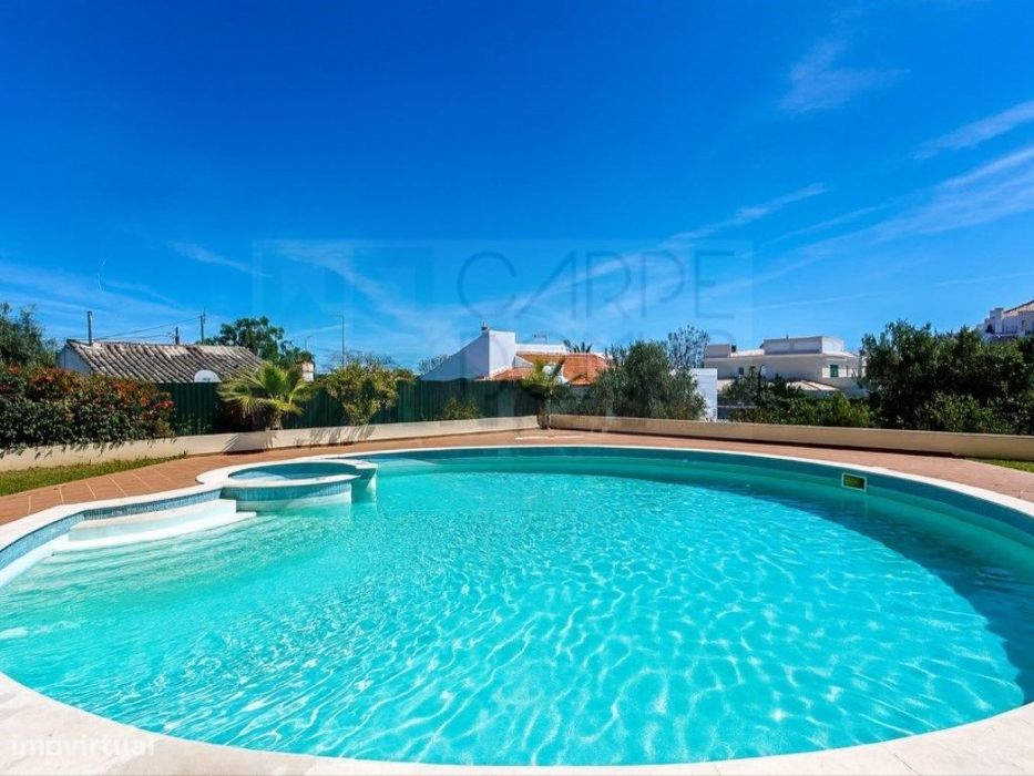Apartamento com Piscina e Terraços Amplos em Tavira