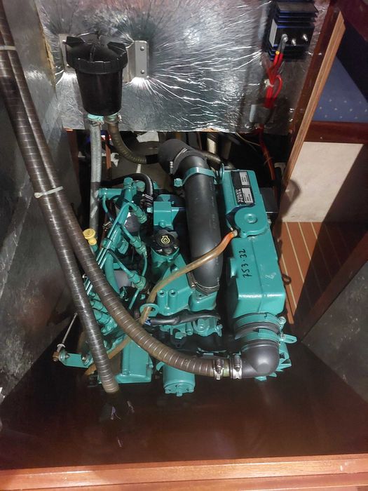 Veleiro Bavaria 32" (veleiro alemão com bandeira portuguesa);