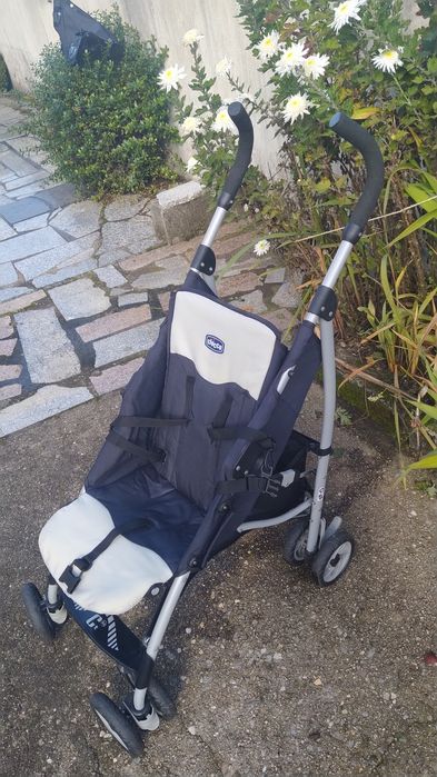 Carrinho bebe chico com chapeleira e protetor chuva