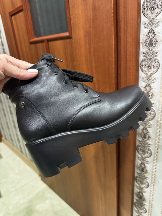 Кожаные черные ботинки  38р кожа