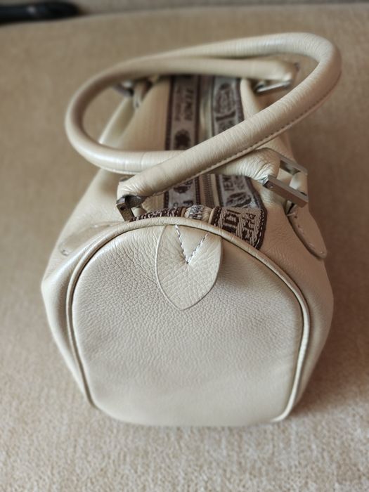 Fendi. Італія. Шкіряна зручна вмістка сумка.