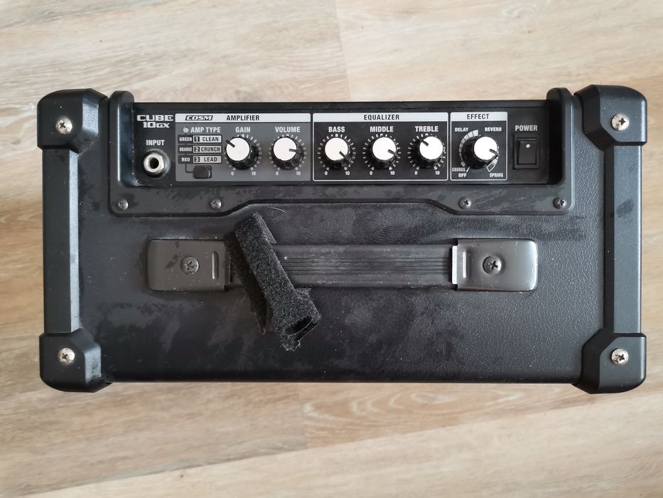 Guitarra elétrica, pedaleira e amplificador