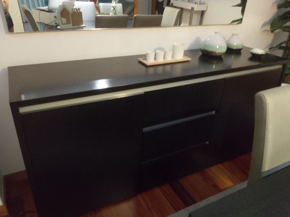 Mesa de sala extensível com 6 cadeira +Aparador e espelho