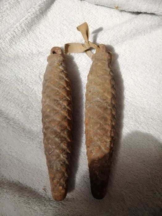 Dwa obciążniki zegarowe z czasów PRL.