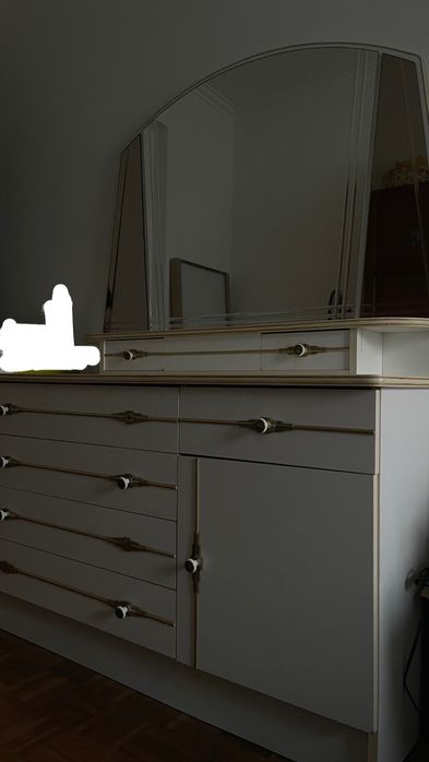 Comoda Branca Com Espelho e Detalhes Dourados