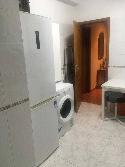 Aluga-se Quarto Agualva Cacem, para  1 pessoa comboios, autocarros , mercado a porta. Despesas tudo incluído