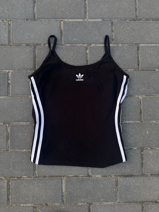 облягаюче плаття adidas