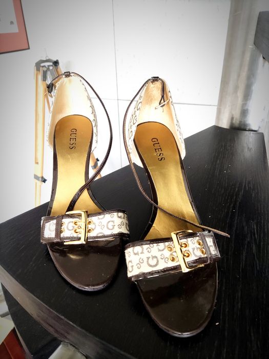 GUESS Buty damskie szpilki koturny sandały