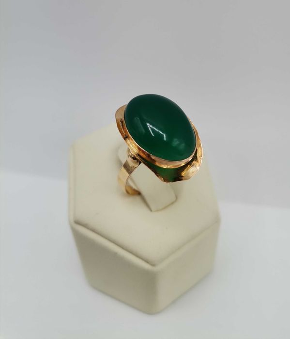 Złoty pierścionek z jadeitem.