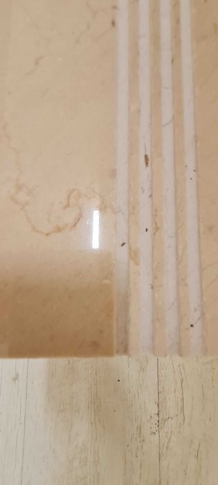 Kamienny stopien schodowy