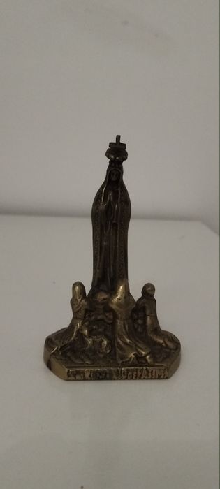 Santos...um deles em pedra e a nossa senhora com os pastorinhos  latão