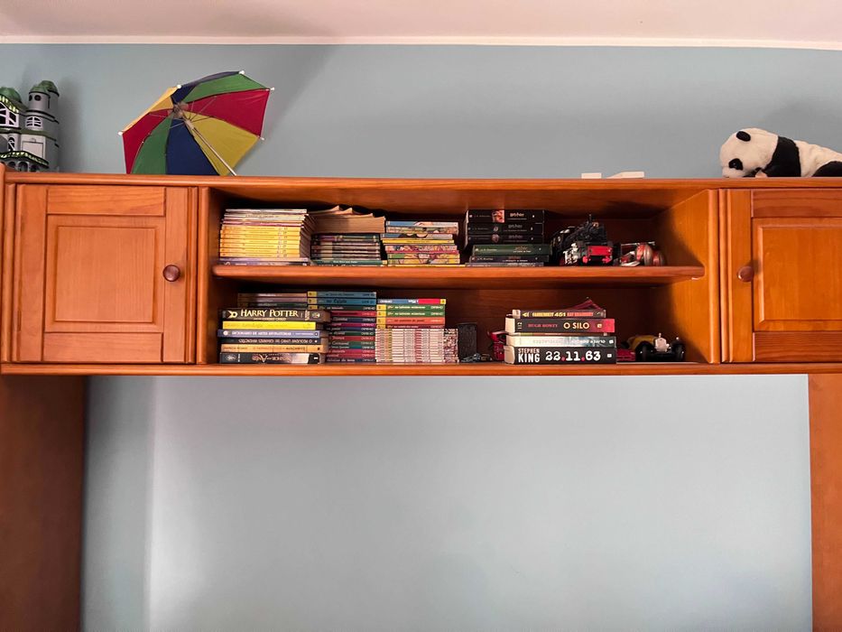 Cama de solteiro em madeira + estante + mesa de cabeceira