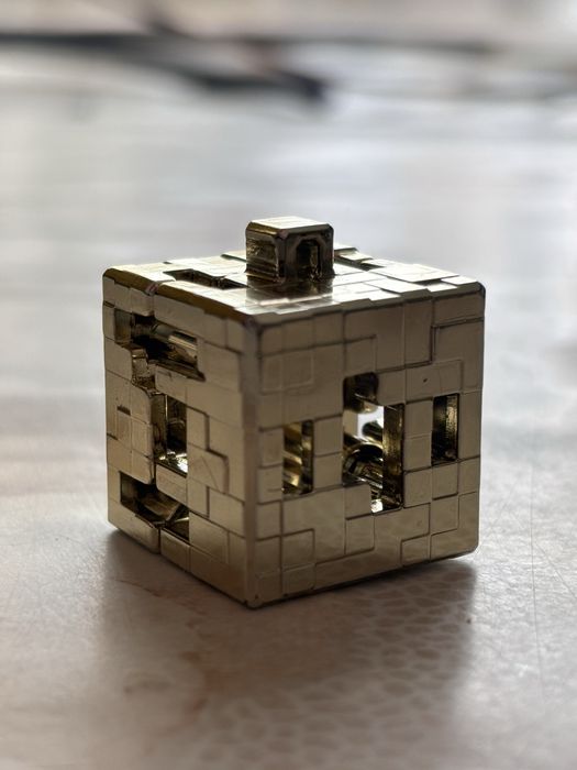 продам золотий блок з кіндера майнкрафт