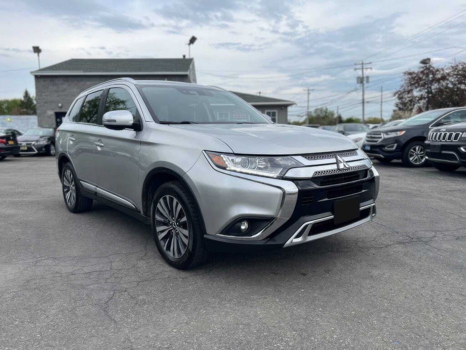 Mitsubishi Outlander      2020