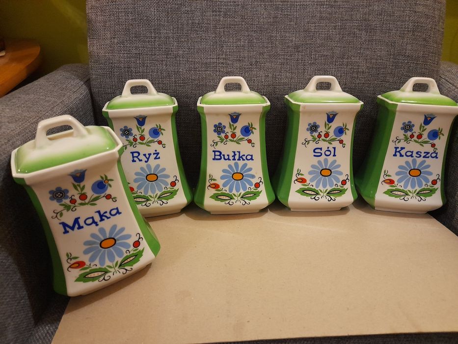 Stare pojemniki porcelanowe.