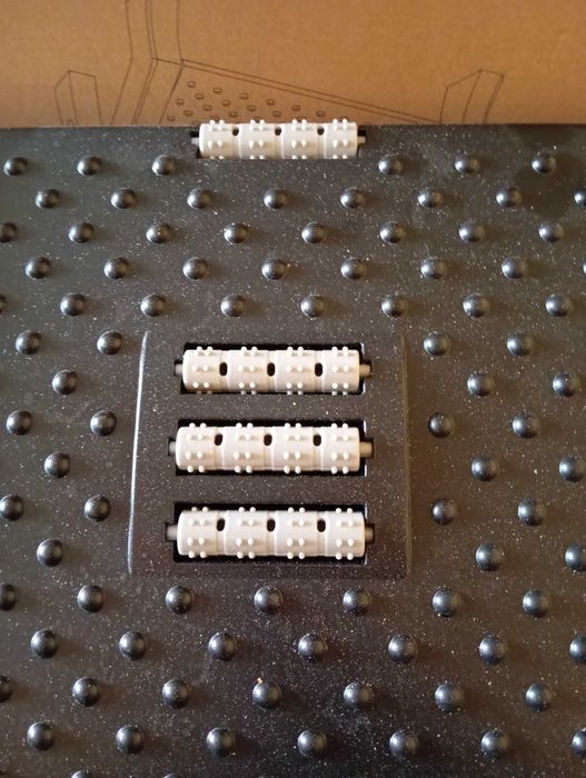 Ergonomiczny podnóżek z regulowaną wysokością.