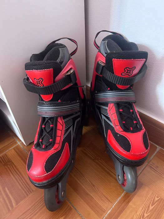 Patins em linha de cor preto e vermelho