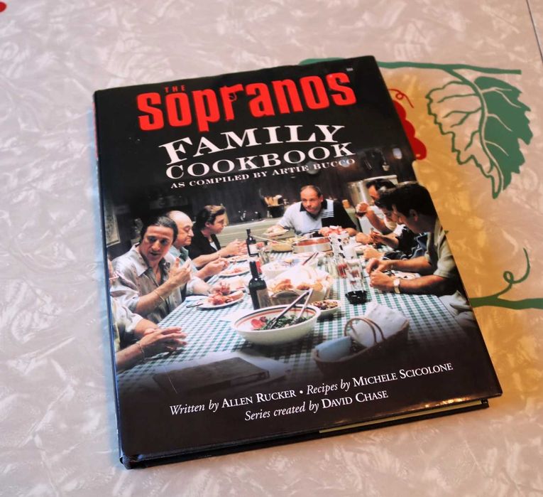 Кулинарная книга The Sopranos Family Cookbook Compiled by Artie Bucco
