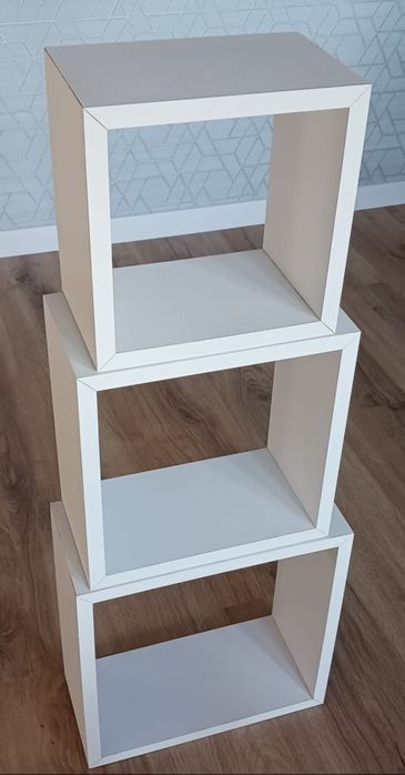 1 Conjunto  de 3 estantes quadradas para parede,