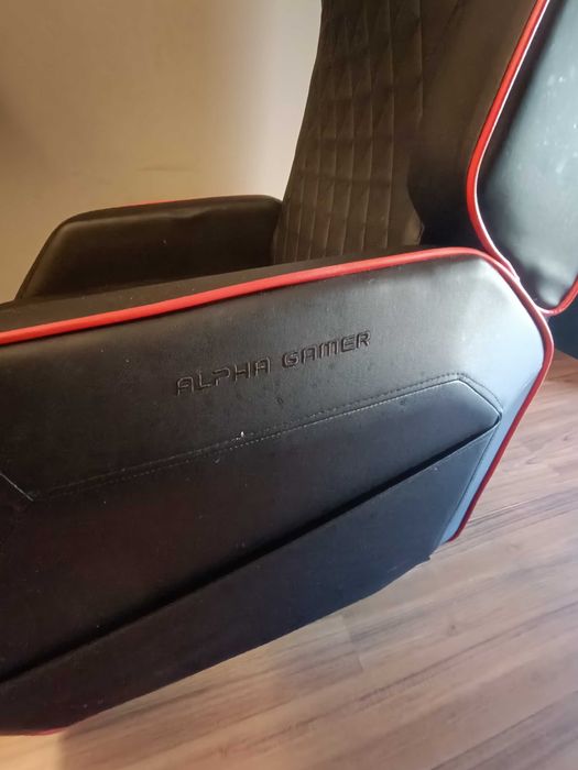 Cadeirão Gaming com suporte para pés, em preto e vermelho