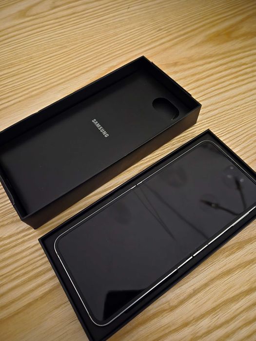 Samsung flip6 stan idealny